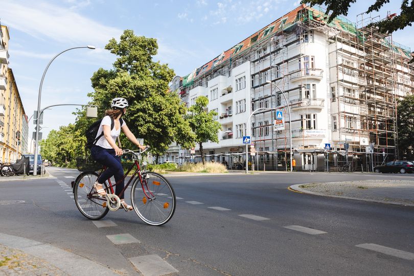 Radfahrerin fährt auf Radfahrstreifen Wichertstraße