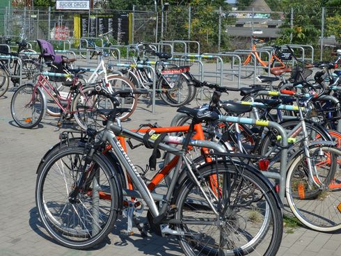 Parkender Fahrräder an Fahrradbügeln Warschauer Straße