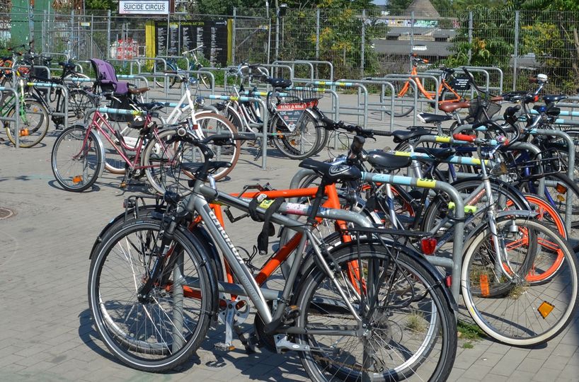 Parkender Fahrräder an Fahrradbügeln Warschauer Straße