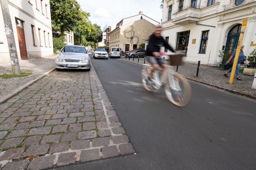 Radfahrer nutzt neuen Asphalt am Goldmannpark