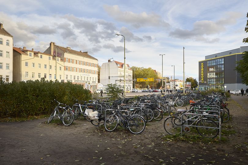 Fahrradbügel mit angeschlossenen Fahrrädern auf dem Bahnhofsvorplatz Schöneweide