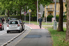 Fahrradfahrer fährt auf geschütztem Radfahrstreifen