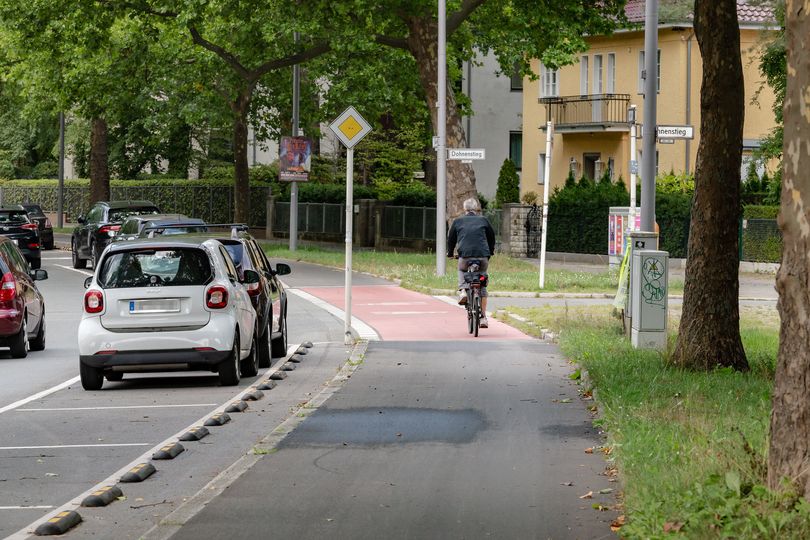 Fahrradfahrer fährt auf geschütztem Radfahrstreifen