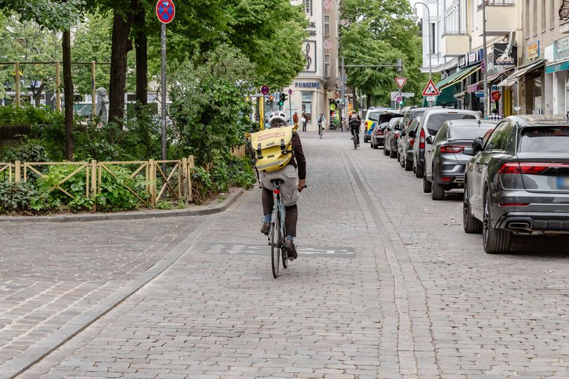 Radfahrer auf einer Straße mit geschliffenem Kopfsteinpflaster