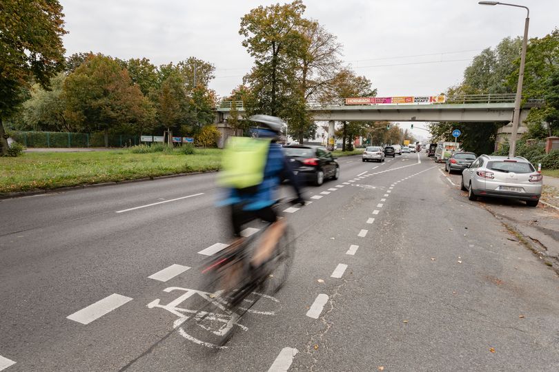 Radfahrender auf Radstreifen Alt-Biesdorf