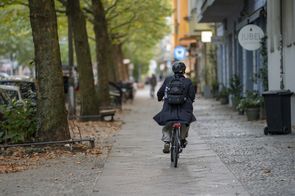 Fahrradfahrer fährt auf einem Gehweg