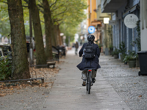 Fahrradfahrer fährt auf einem Gehweg