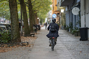 Fahrradfahrer fährt auf einem Gehweg