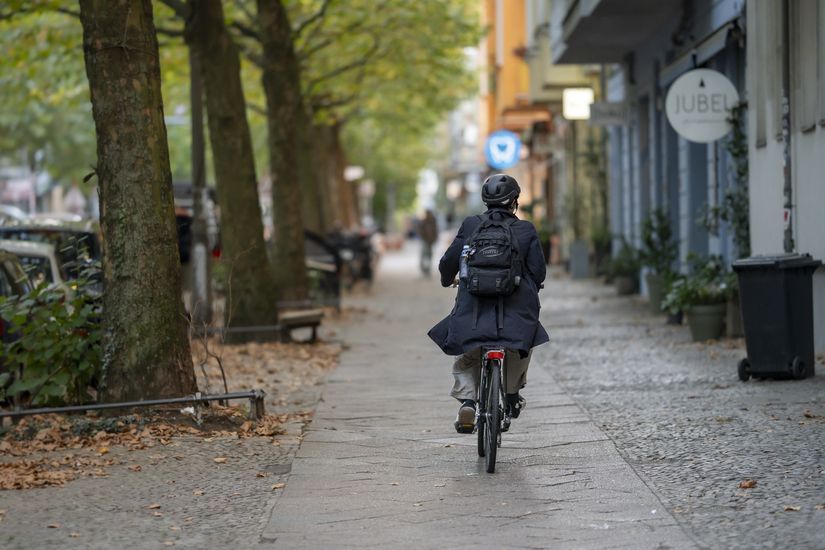 Fahrradfahrer fährt auf einem Gehweg