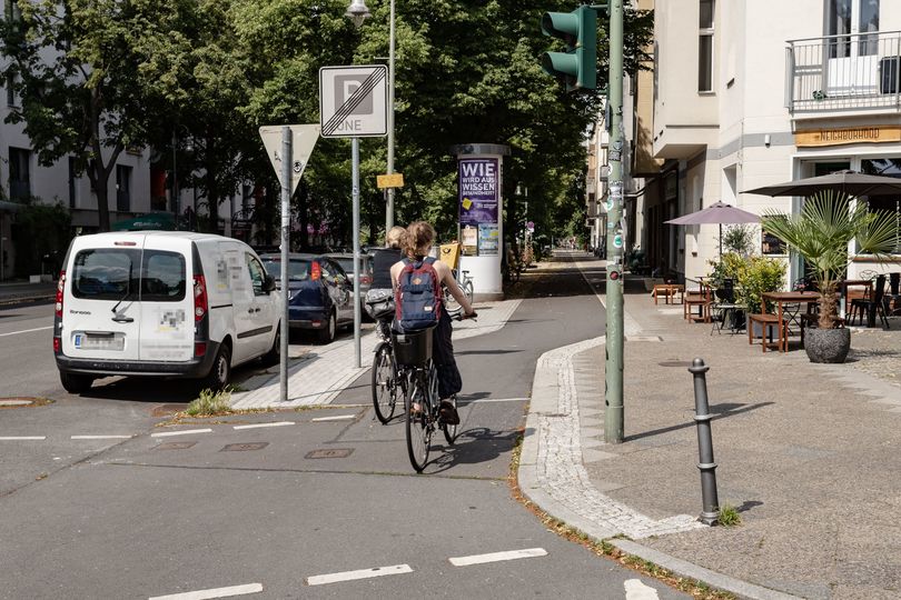 Verbreiterter asphaltierter Hochboardradweg Möckernstraße