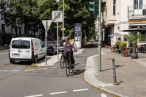 Verbreiterter asphaltierter Hochboardradweg Möckernstraße