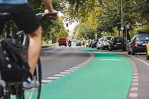 Markierter Radfahrstreifen Wisbyer Straße
