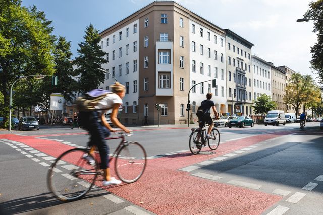 Rot markierte Kreuzung Großbeerenstraße
