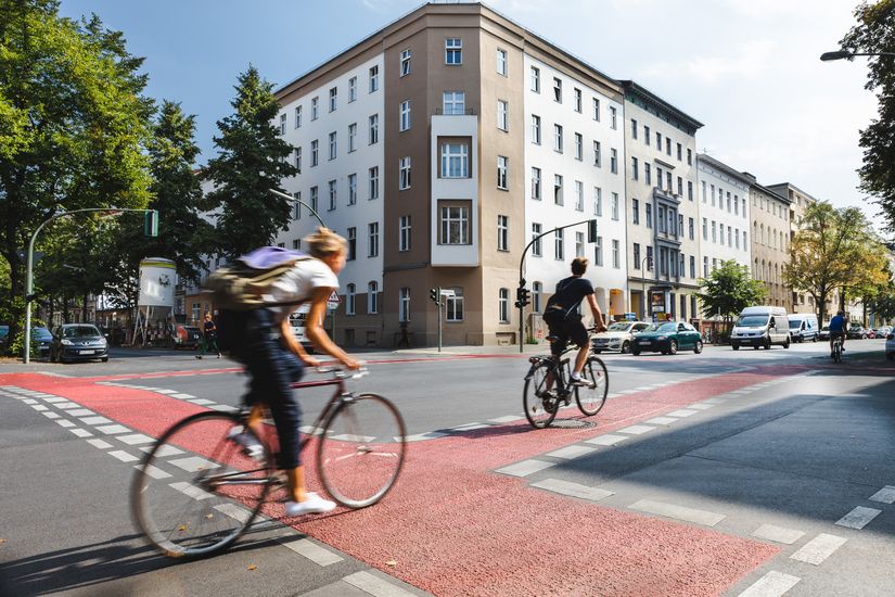 Rot markierte Kreuzung Großbeerenstraße