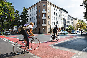 Rot markierte Kreuzung Großbeerenstraße