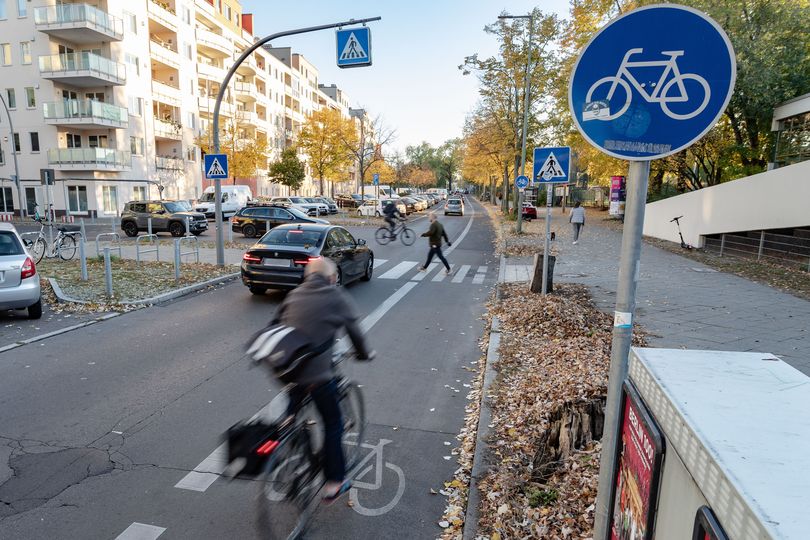 Fußgängerüberweg quert Fahrradschutzstreifen Opernroute Nord