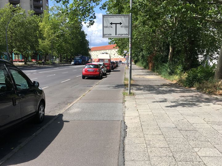 Schmaler Radweg entlang Storkower Straße