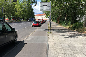 Schmaler Radweg entlang Storkower Straße