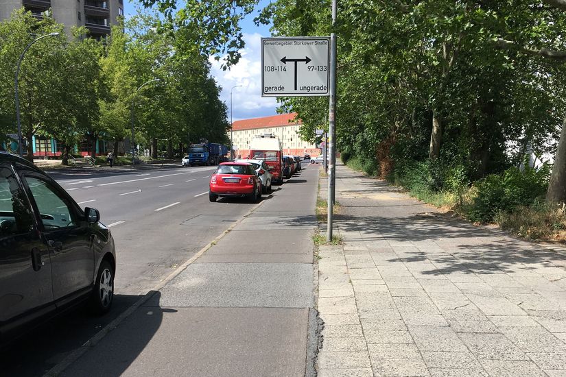 Schmaler Radweg entlang Storkower Straße