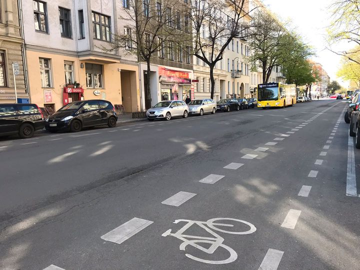 Radfahrstreifen auf Großbeerenstraße in Berlin Kreuzberg