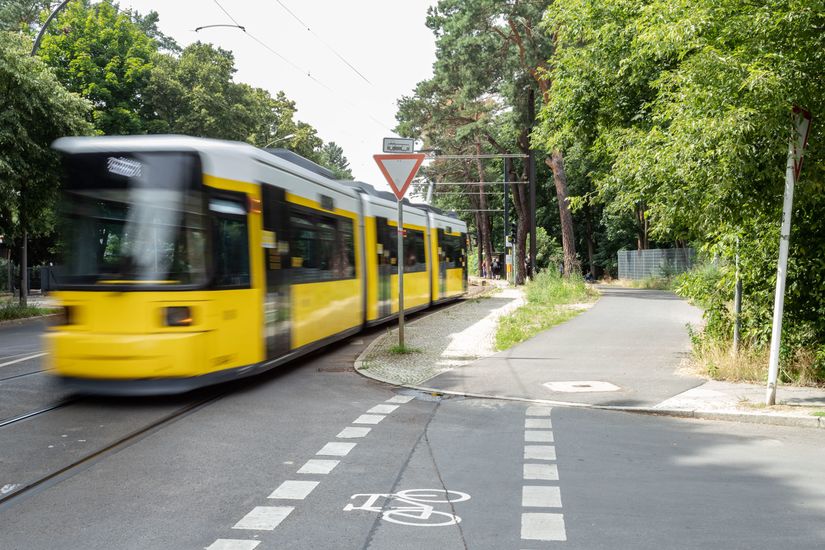 Gemeinsamer Gehweg und Radweg entlang Müggelseedamm neben Straße mit Tram