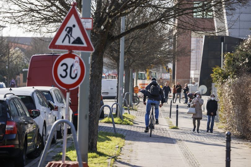 Fahrradfahrer fährt auf einen Radweg in Berlin-Lichtenberg