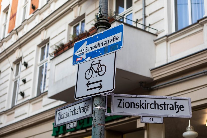 Schild Einbahnstraße Fahrräder frei Zionskirchstraße