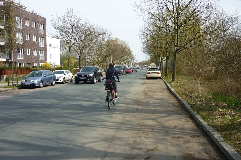 Autoverkehr und parkende Autos auf Gerlinger Straße