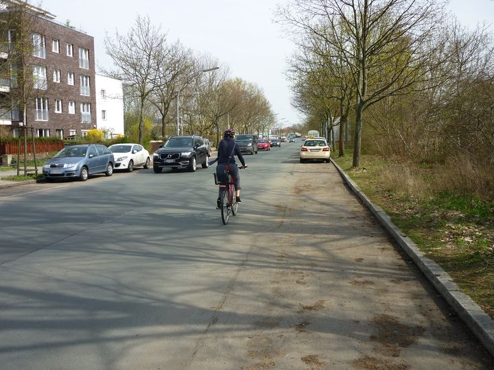 Autoverkehr und parkende Autos auf Gerlinger Straße