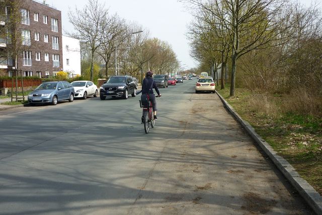 Autoverkehr und parkende Autos auf Gerlinger Straße