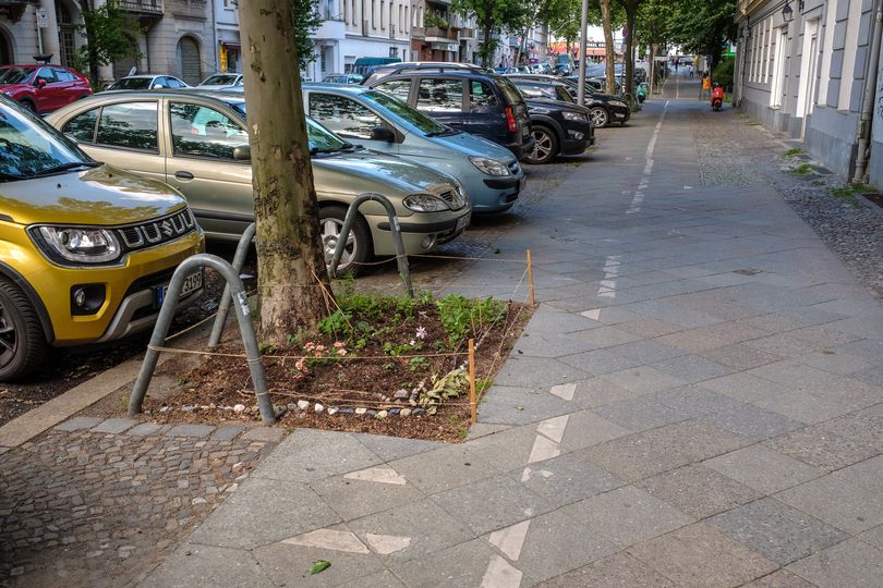 Der Radweg wird über den Bürgersteig geführt.