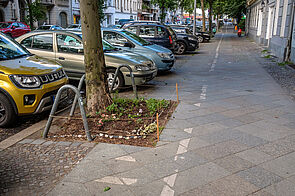 Der Radweg wird über den Bürgersteig geführt.