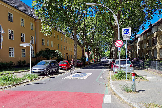Radfahrer fährt auf Fahrradstraße