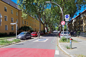 Radfahrer fährt auf Fahrradstraße