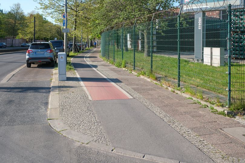 Radweg auf dem Hochbord an der Indira-Gandhi-Straße