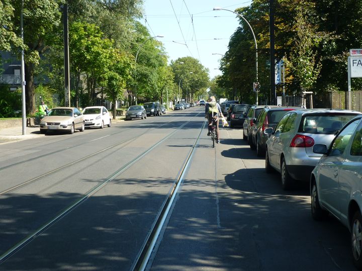 Verkehrssituation Herzbergstraße mit Autoverkehr Tram Radfahrenden und parkenden Autos