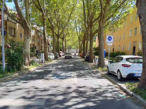 Auto und Radfahrer auf ener Fahrradstraße