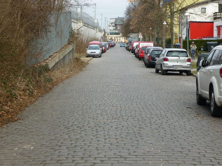 Kopfsteingepflasterter Abschnitt Brauerstraße in Lichterfelde