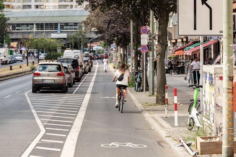 Geschützter Radfahrstreifen mit Fahrradfahrenden