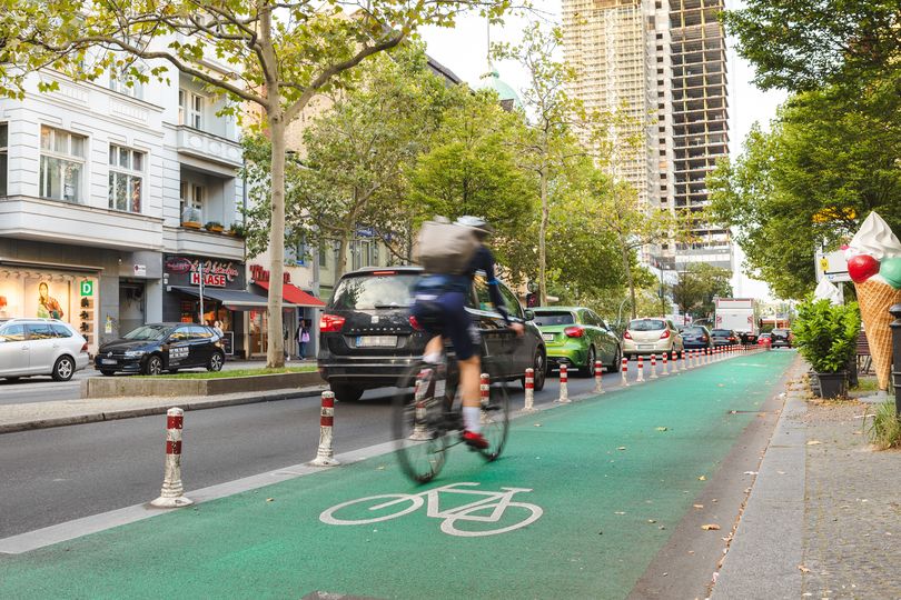 Abschnitt Fahrradweg Schloßstraße mit Pollern geschützt