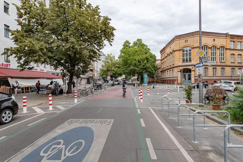 Radfahrender auf Fahrradstraße Triftstraße