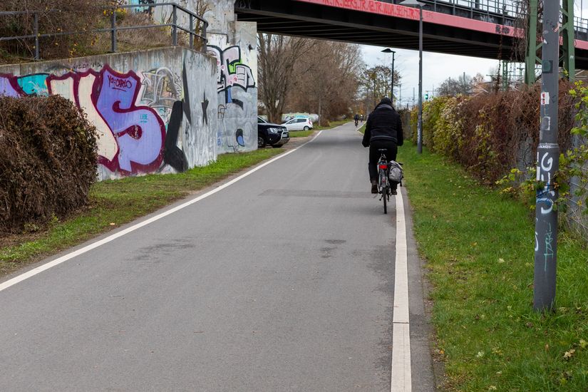 Radfahrender auf asphaltierter Radverbindung Zobtener Straße