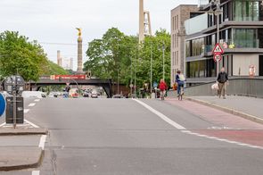 Hansabrücke in Berlin mit Radfahrstreifen