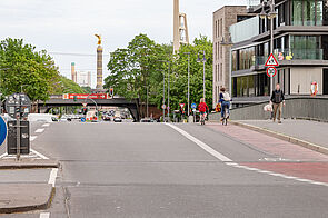 Hansabrücke in Berlin mit Radfahrstreifen
