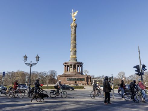 Fahrradfahrer warten an einer Ampel auf dem Großen Stern an der Siegessäule in Berlin