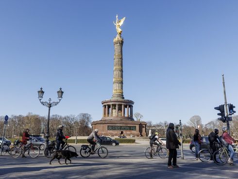 Fahrradfahrer warten an einer Ampel auf dem Großen Stern an der Siegessäule in Berlin