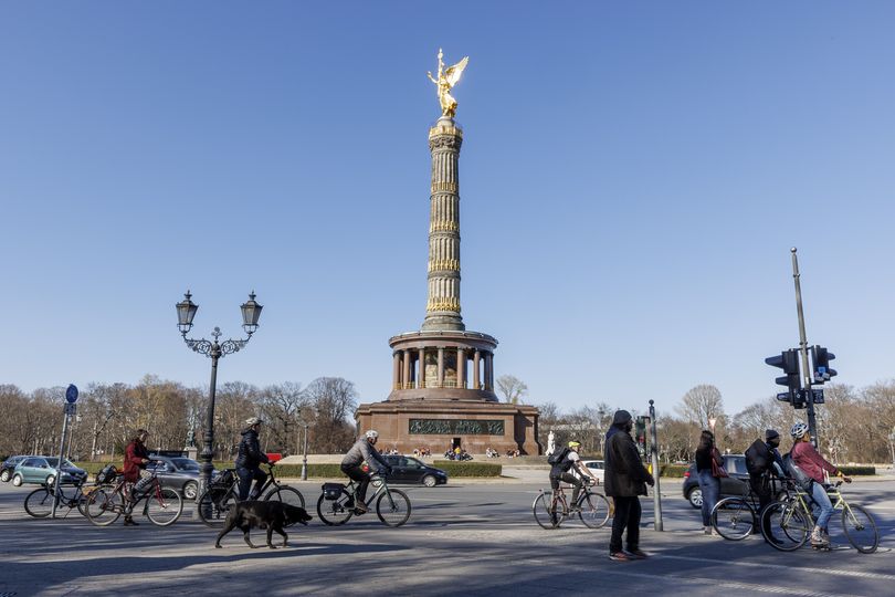 Fahrradfahrer warten an einer Ampel auf dem Großen Stern an der Siegessäule in Berlin