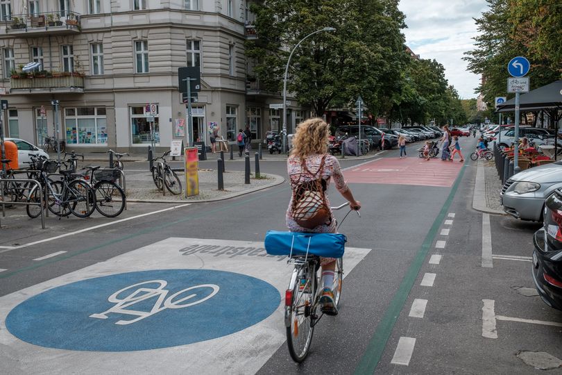 Eine Fahrradfahrer*in fährt auf Fahrradstraße entlang der Stargarder Straße