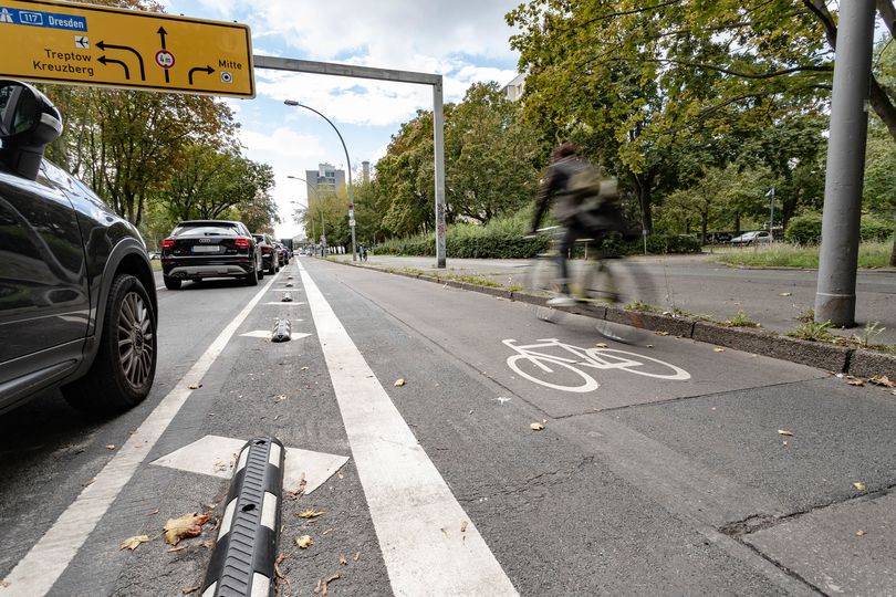 Fahrradfahrer fährt auf geschütztem Radfahrstreifen