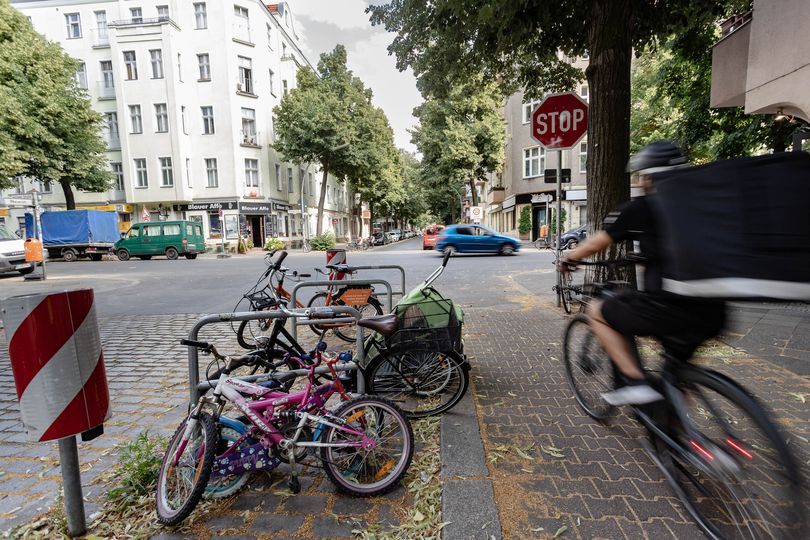 Radfahrer fährt auf Radweg